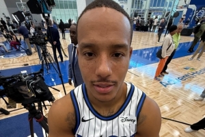 给摄影师加鸡腿还是扣工资？魔术新赛季定妆照 众将变成“1米5”