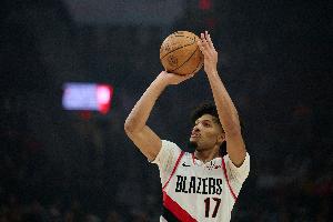 霍勒迪：夏普的表现惊到我了 他真的很猛&一直在压制我