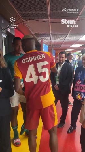 打入制胜球的奥斯梅恩和范迪克交换球衣