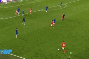 扳平心切！98分钟场内出现两颗皮球，穆里尼奥急忙进场踢走一球