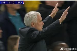 恩佐罚角球时，穆里尼奥走过来告诉本菲卡球迷不要再扔东西