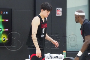 今天练三分球小吧现场直击杨瀚森训练 与前青岛外援里斯一组