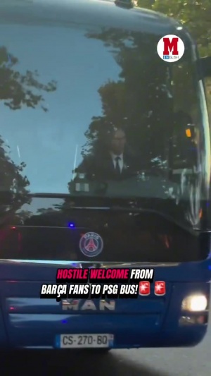 警察严阵以待！巴黎大巴抵达巴塞罗那，遭遇巴萨球迷“热烈欢迎”