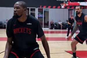 几位长臂怪！火箭训练营第二天  防守强度明显增大