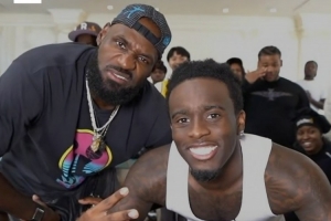 流量加持！詹姆斯今日做客美国网红直播间 在线观看人数超100万