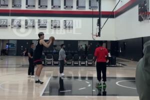 和队友在交流上觉得怎么样？杨瀚森调侃：我说我的 他说他的