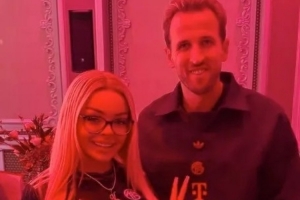 性感女歌手参加拜仁晚宴，晒与凯恩合影：超棒的家伙