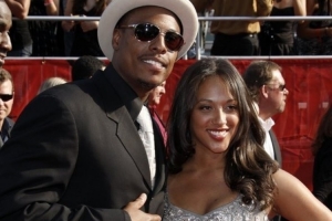 有没有边撒钱边让一堆女孩你的？皮尔斯：撒钱的事倒没有