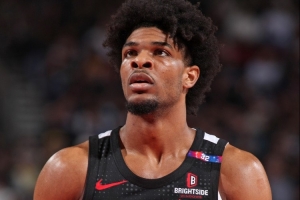 左腿腘绳肌撕裂！亨德森：我在丢球后尝试去追 结果拉伤了肌肉