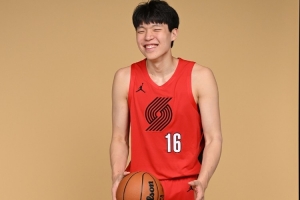 杨瀚森：利拉德和霍勒迪都很和蔼 教了我很多 新赛季不紧张