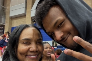 奶奶格洛丽亚祝布朗尼21岁生快：尽情享受每一刻 永远爱你