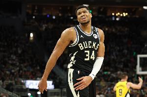 字母哥连续三个赛季场均30+但没赢过一个系列赛 历史第二人