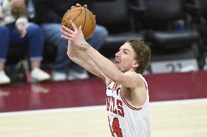 打得不错！布泽利斯半场8中4拿到10分 抢到5个前场篮板