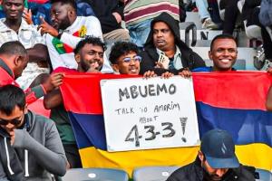 非洲球迷向姆伯莫传话：跟阿莫林谈谈4-3-3阵型