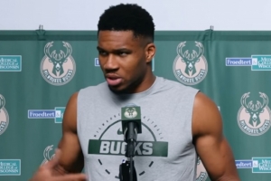 字母哥：休赛期就像经过游乐园总会有各种诱惑 但最终决定权在我