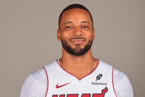 手感一般般！鲍威尔上半场7投2中 5罚5中砍下9分2助攻&正负值-14