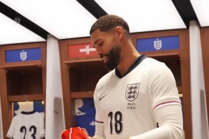 时隔7年再次为英格兰出场，奇克获赠纪念帽子：很高兴重返球队