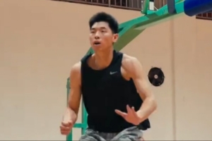 一步一个脚印！跑跳变向撸铁举重汗如雨下 崔永熙最新康复训练