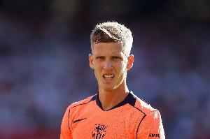 每体：奥尔莫在与塞维利亚比赛时受伤，起初认为没事但疼痛不减