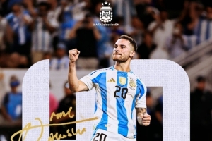 斩获三冠！麦卡利斯特国家队出战40场，阿根廷队晒海报祝贺