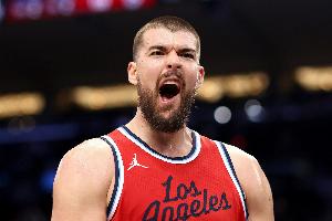 不输约老师！祖巴茨半场6中5高效拿下11分8板2助2断