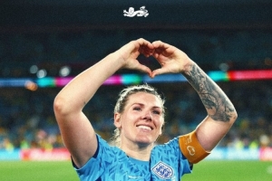 切尔西女足队长米莉-布赖特宣布从英格兰退役：无法兼顾两边了