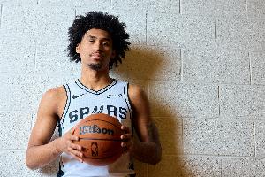 未来可期！马刺榜眼哈珀8中4&三分1中1贡献11分 另有8助攻2抢断