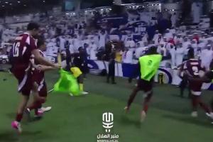 白头巾气炸了阿联酋球迷被挑衅后疯狂扔水瓶，冲进场内扭打