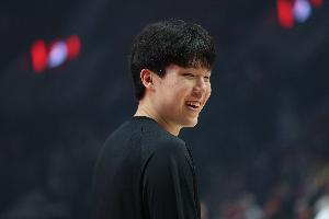 杨瀚森再战勇士表现中规中矩 接连几个回合往返跑对他是更大挑战