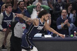 兢兢业业！莱夫利出战25分钟 7中5砍下12分11板2帽