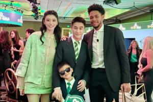 奚梦瑶逆天大长腿夺目！绿军小老板何猷君晒与“表弟”西蒙斯合影