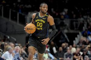 库明加上半场6投1中得到4分 但有5板5助