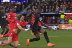 踢得有点卧底！巴黎后卫扎巴尔尼两次送点+拿到红牌被罚下