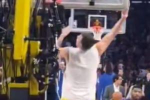 都兴奋的跳起来了！东契奇360°转身单手重扣+超高弧线推射三分