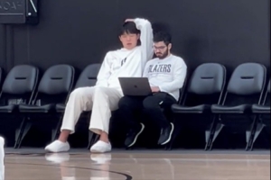 英语进步很大！杨瀚森和助教看录像 翻译一直不在全程靠自己！