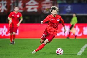 足球报：梅州客家浪费机会被惩罚保级形势严峻，战英博不容有失