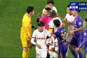 白忙活！亚泰门将拖延时间染黄，随后示意抽筋被主裁指着鼻子警告