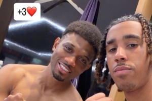 力克布莱顿！约罗社媒晒赛后更衣室与阿玛德赤裸上身自拍：+3分