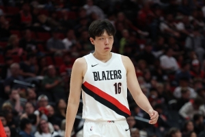 记者：这场不会动摇教练用五小的决心 杨瀚森的轮换短期内难改变