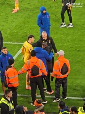 9轮0胜倒数第一！狼队主帅佩雷拉试图与愤怒的球迷争吵，被人拉开
