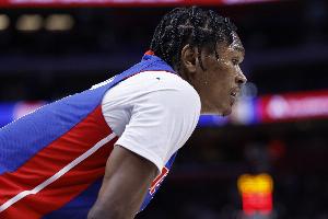 没手感！奥萨尔半场11投仅3中拿到9分6板4助 三分3中1