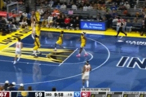 一飞冲天！杰伦-约翰逊送击地长传 里萨谢滑翔双手暴力砸扣