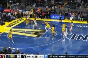 行云流水！丹尼尔斯吊给高位奥孔武 后者妙传助约翰逊飞身扣篮