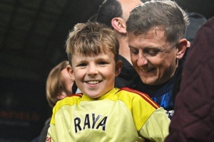 连续7场零封！拉亚赛后将球衣和手套送给一位小球迷