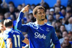 上赛季以来英超仅5人左右脚进球皆5+：萨拉赫、恩迪亚耶在列