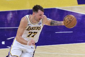 自己抡！东契奇打满首节11中4拿到13分5板3助3断2帽