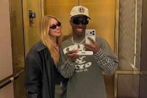 维尼修斯与女友手持验孕棒暗示怀孕？图为AI生成，粉丝账号流出❌