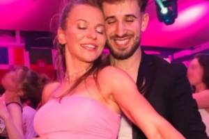 记者：莱万妻子跳性感舞蹈被做成梗图嘲笑，引发了莱万的家庭争吵