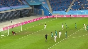 第95分钟绝杀！19岁李新翔带球推进远射直接入网，助上海绝杀新疆