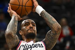 还不首发吗？科林斯12中8&2记三分砍下19分4板 本赛季9场全部替补